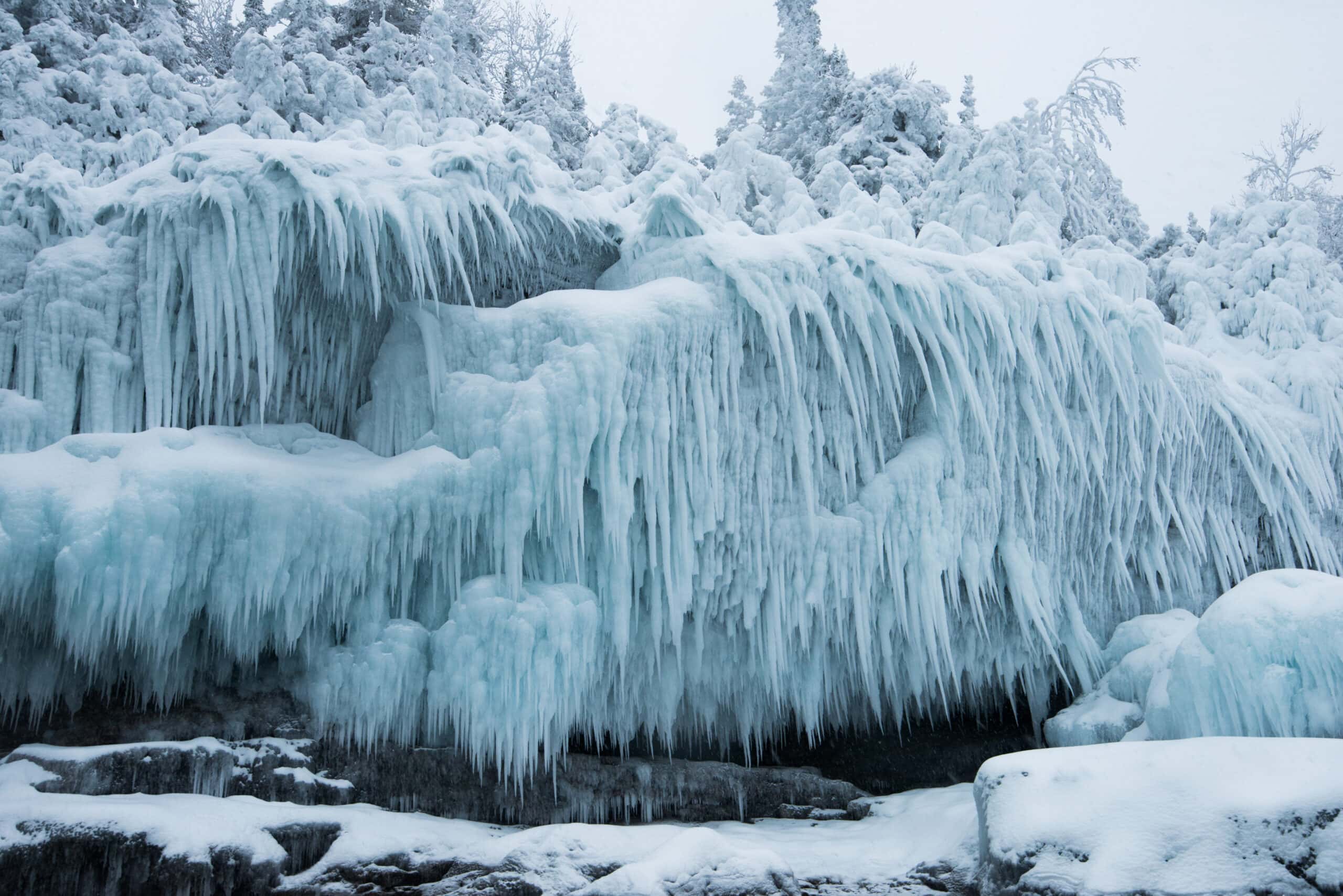 Dagues de glace Hundreds of ice daggers drape over a shore-side cliff